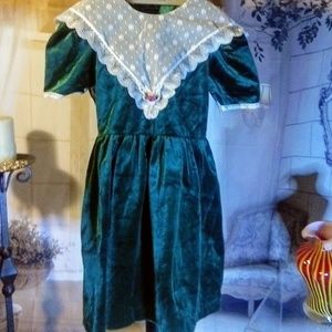 🎄Rare 'Picture Perfect' Green Velvet Dress